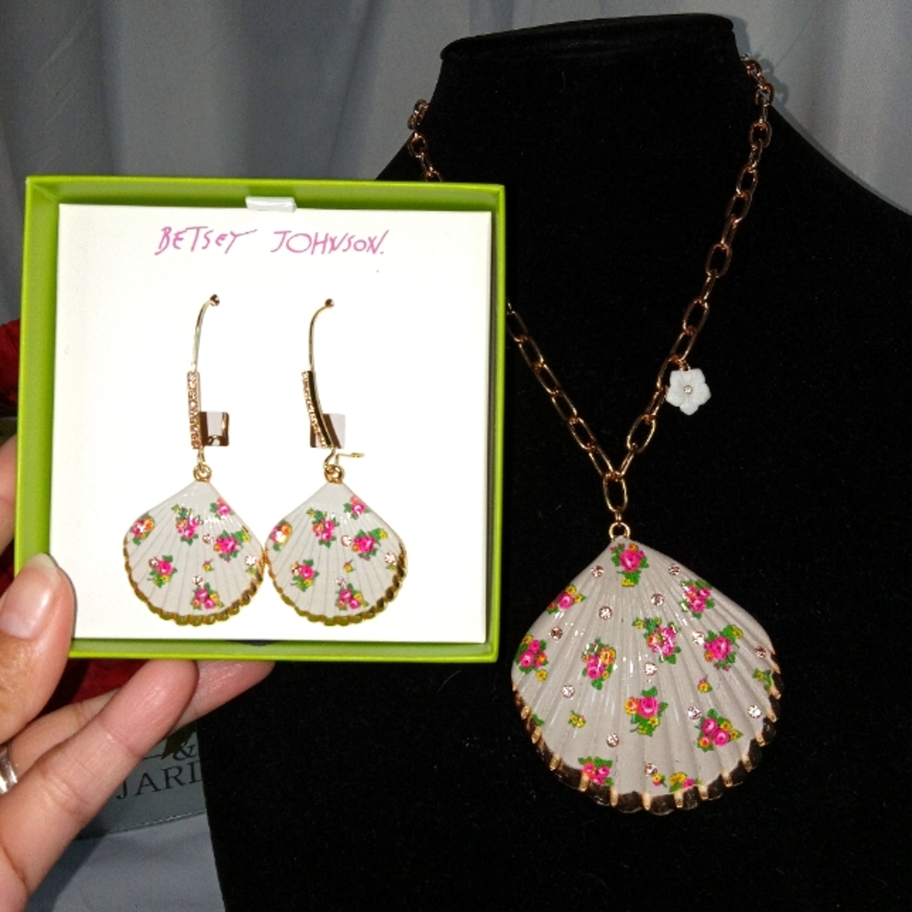 Betsey johnson flower shell set